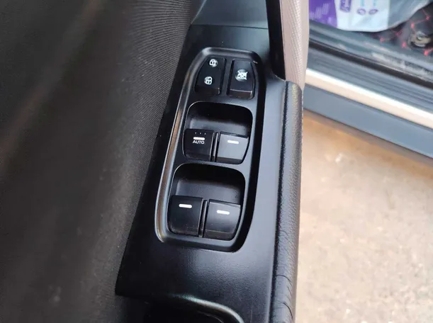 Car image 25