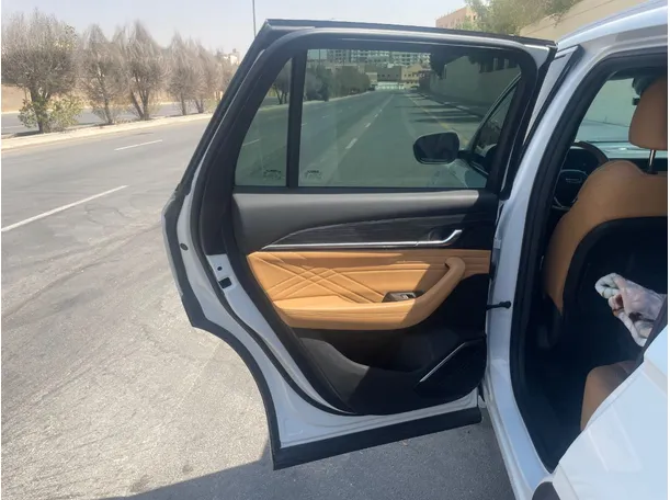 Car image 14