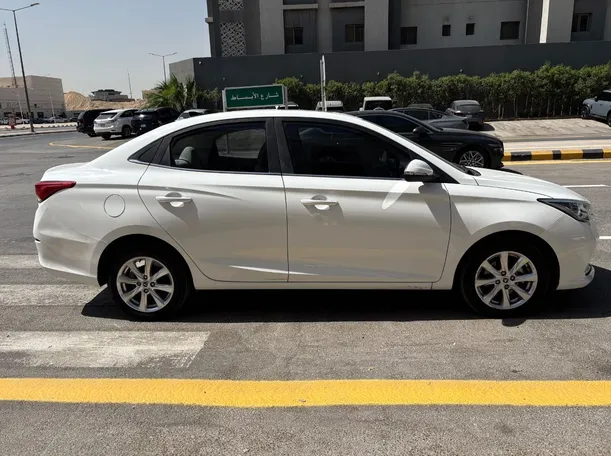 Car image 4