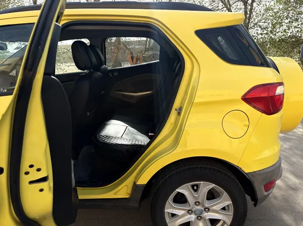 Car image 15