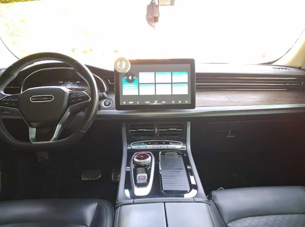 Car image 15