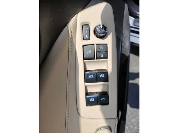 Car image 32