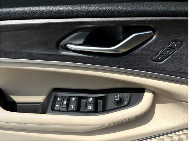 Car image 27