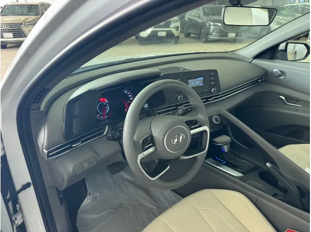 Car image 14
