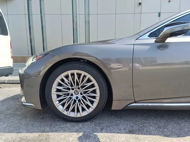 Car image 9