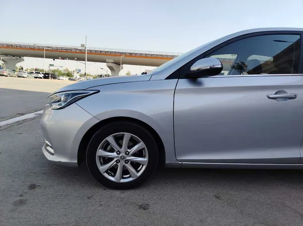 Car image 9
