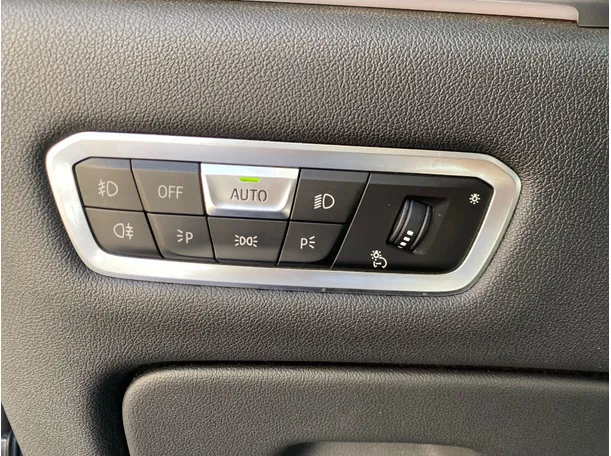 Car image 26