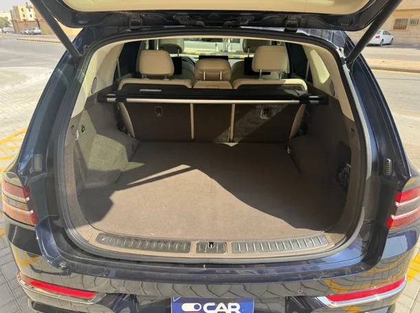 Car image 19