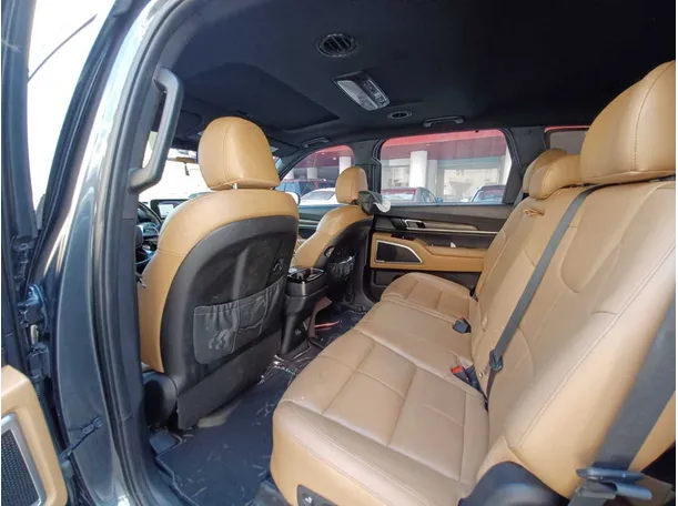 Car image 12
