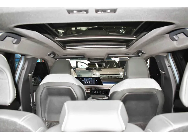 Car image 14