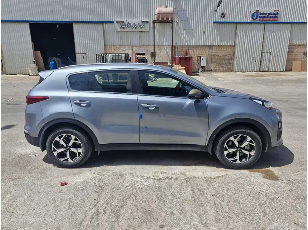 Car image 4