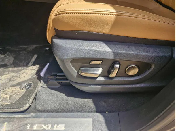 Car image 24