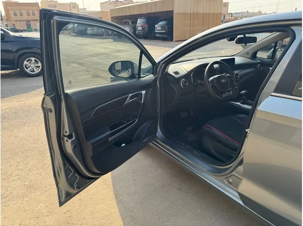 Car image 10