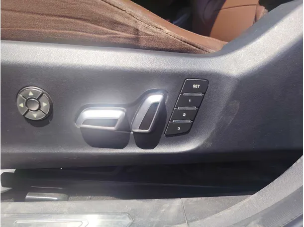 Car image 26
