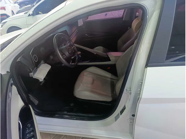 Car image 10