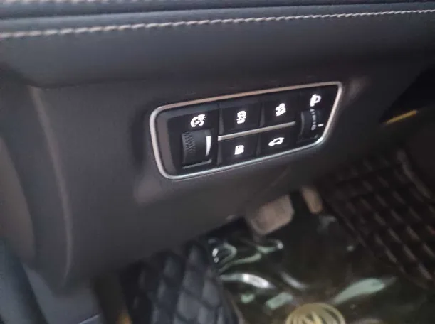 Car image 24