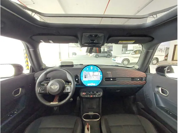 Car image 17