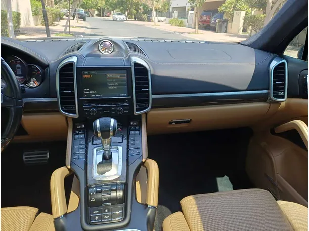 Car image 15
