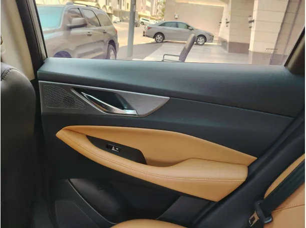 Car image 37