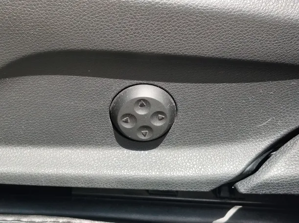 Car image 30