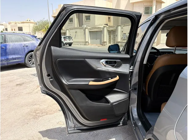 Car image 14