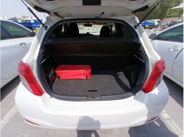 Car image 19
