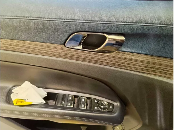Car image 27