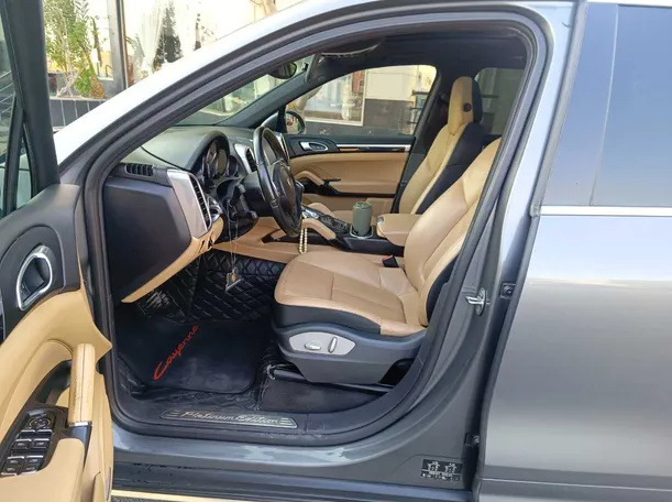 Car image 15