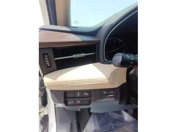 Car image 34