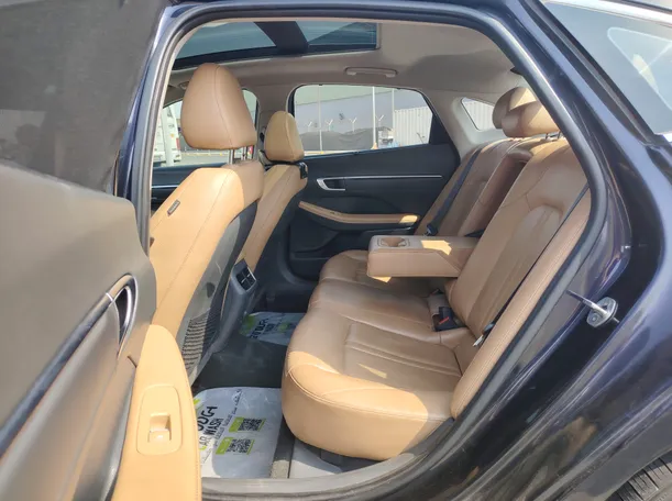 Car image 14