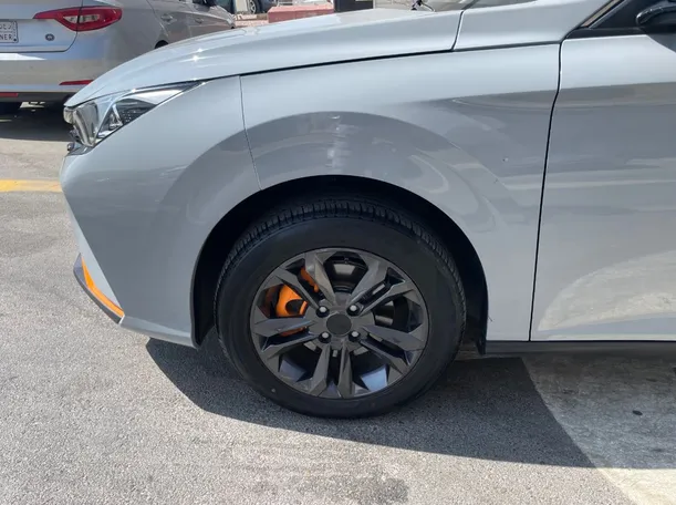 Car image 9
