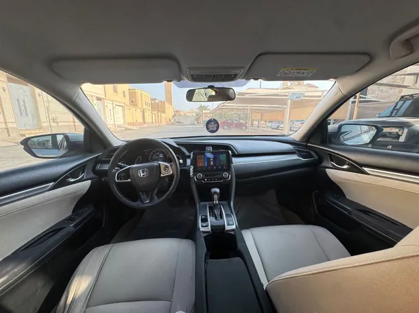 Car image 14