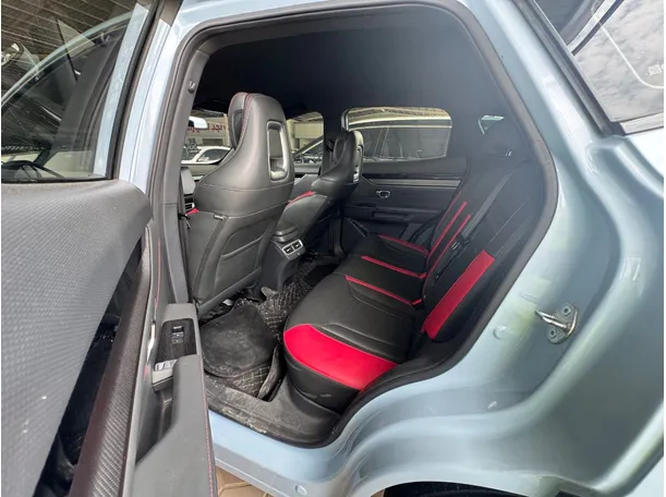 Car image 14