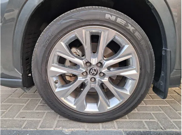 Car image 9