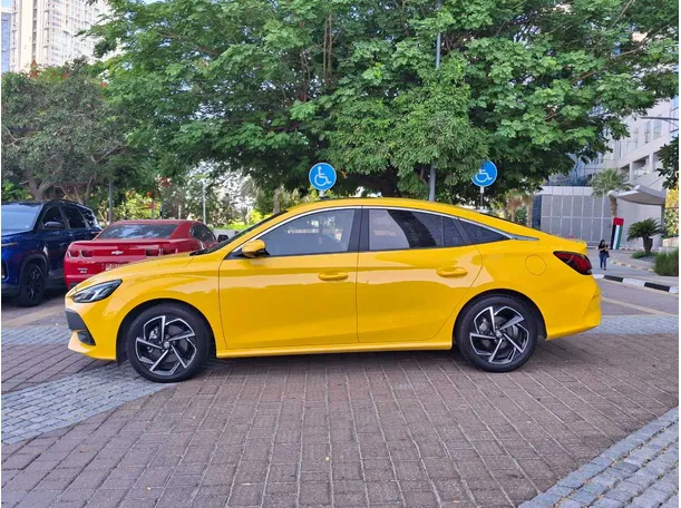 Car image 8