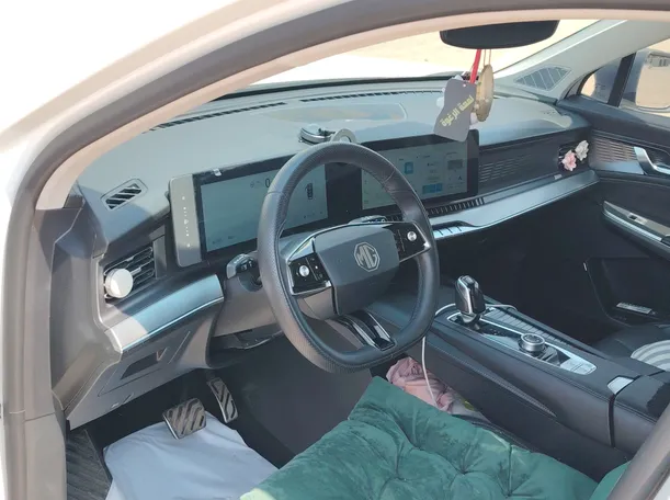 Car image 12