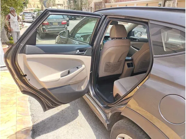 Car image 19