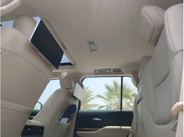 Car image 19