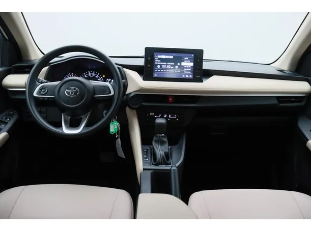 Car image 14