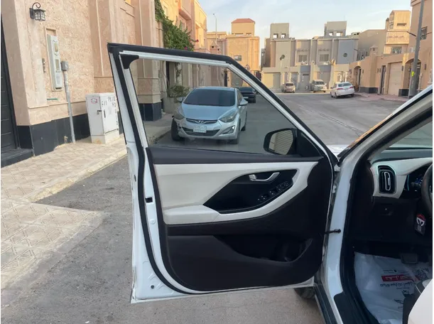 Car image 10