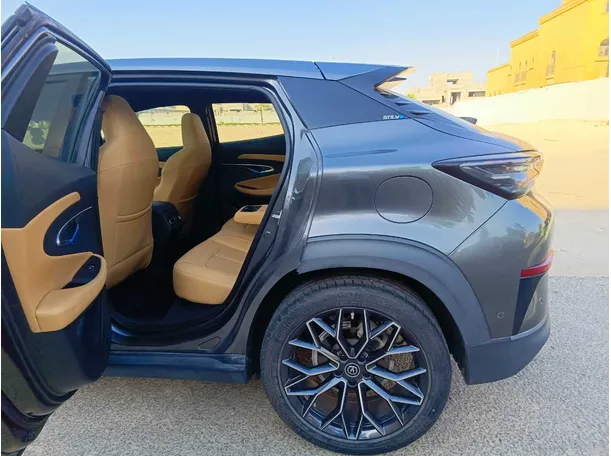 Car image 18