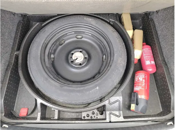 Car image 32