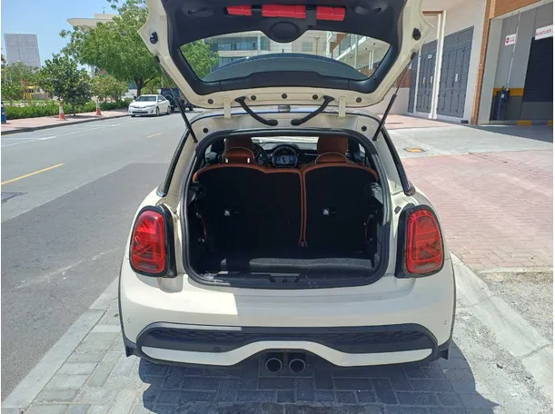 Car image 19