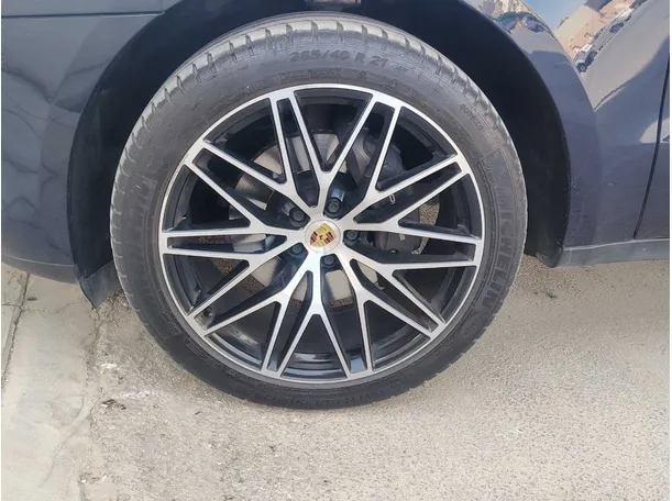 Car image 10