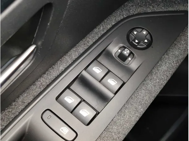 Car image 28