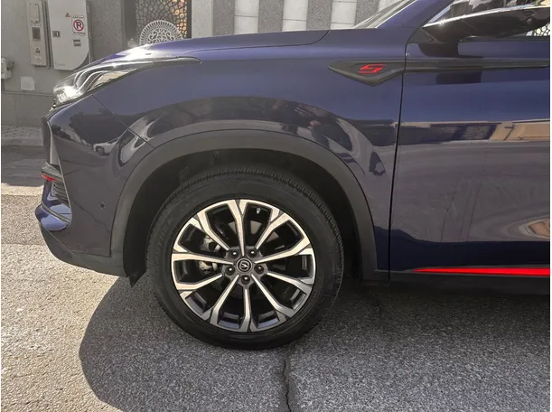 Car image 9