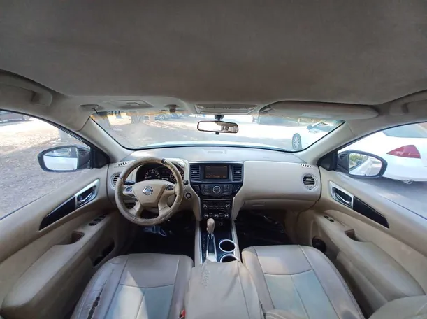 Car image 12