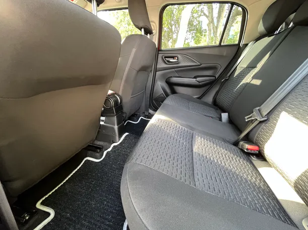 Car image 10