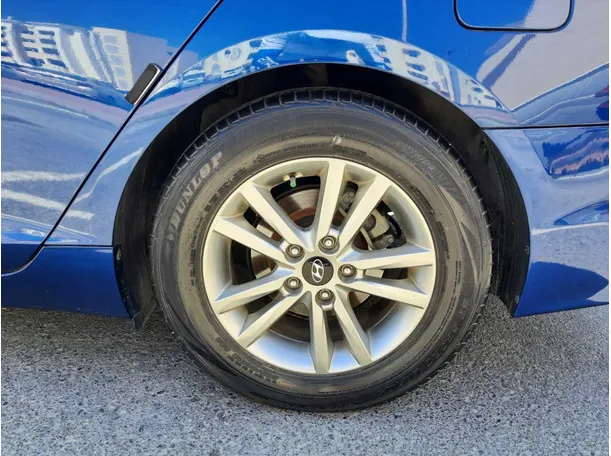 Car image 9