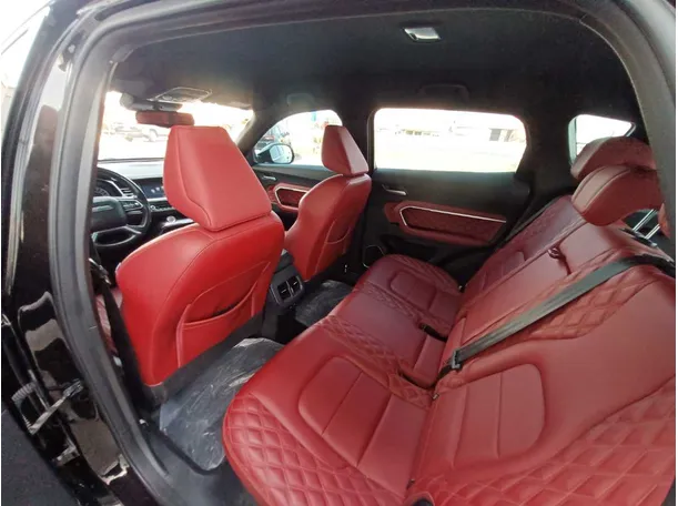 Car image 12